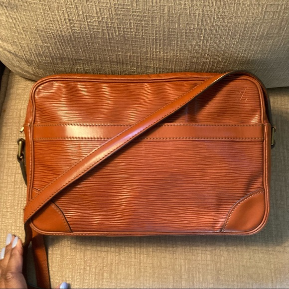 𝐋𝐨𝐮𝐢𝐬 𝐕𝐮𝐢𝐭𝐭𝐨𝐧 𝐂𝐫𝐨𝐬𝐬𝐛𝐨𝐝𝐲 𝐓𝐫𝐨𝐜𝐚𝐝𝐞𝐫𝐨𝟐𝟕 - Picture 6 of 12